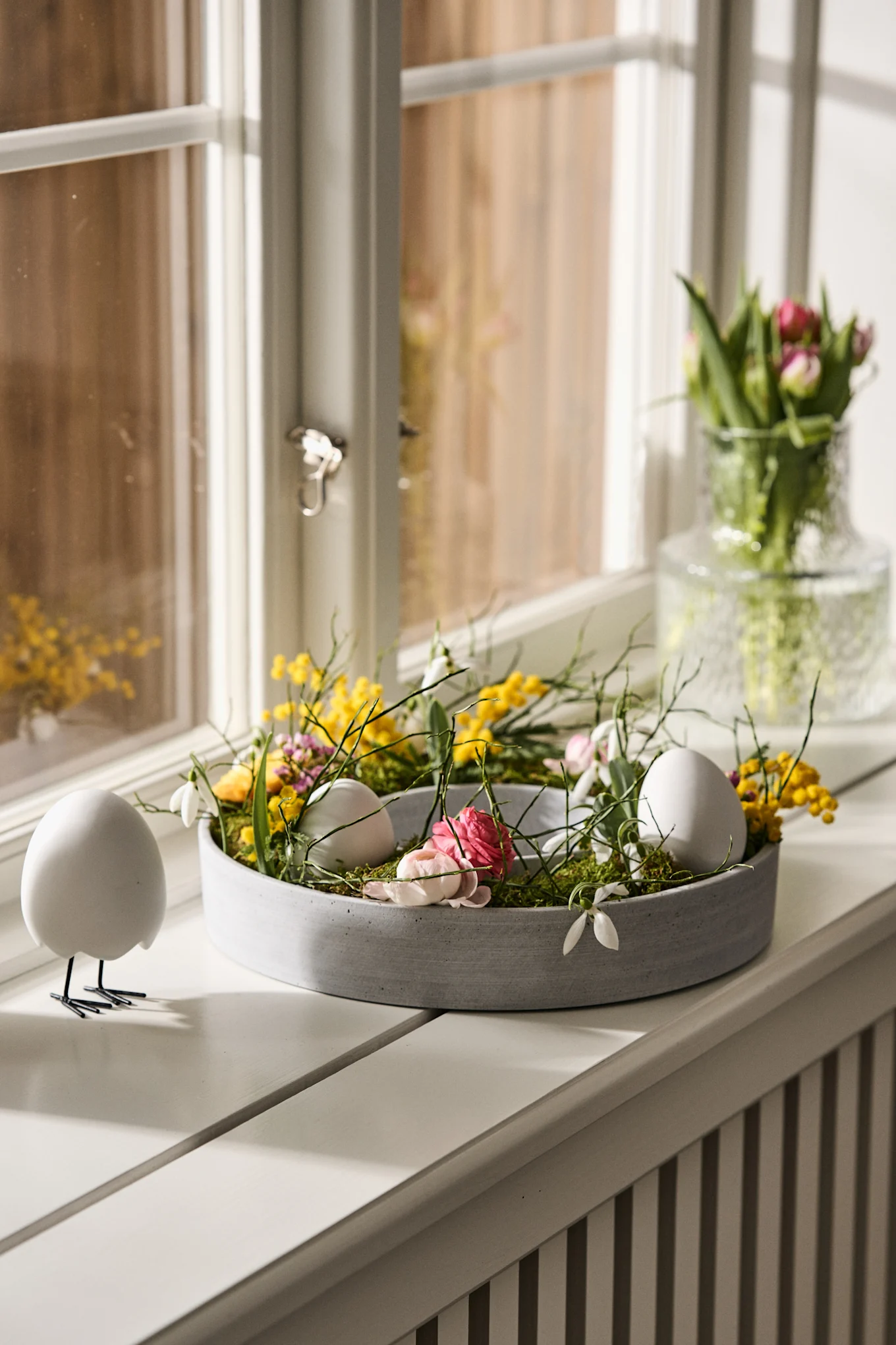 Et enkelt påskeverksted-prosjekt du kan lage selv, er denne DIY påskepynt-kransen i The Ring lysestake fra House Doctor. Den blir en vakker hjemmelaget påskepynt til vinduskarmen eller påskebordet!
