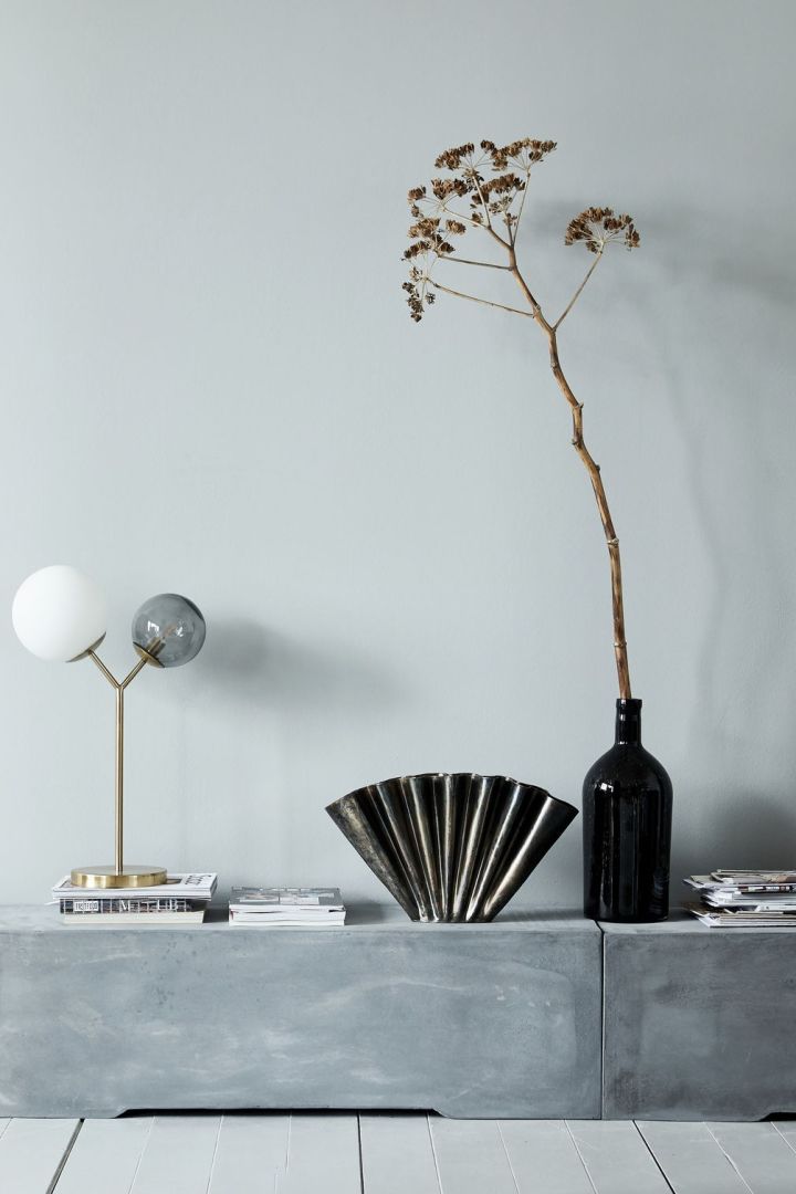 Stilleben interiør - tips til stuen fra House Doctor med vaser og lamper i forskjellige høyder men i grå og sorte toner.