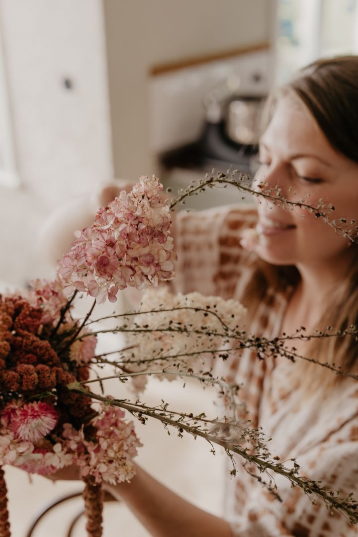 Tørkede blomster som pynt er et tips fra Johanna Berglund @snickargladjen for å gjøre hjemmet mer hjemmekoselig. Her skal hun lage en tørket blomstersky.