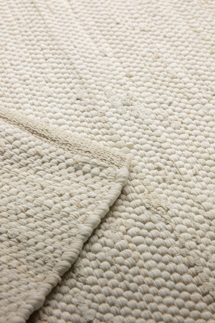 Cotton bomullsteppe i fargen Desert White (hvit) fra Rug Solid gir hjemmet ditt en koselig følelse.