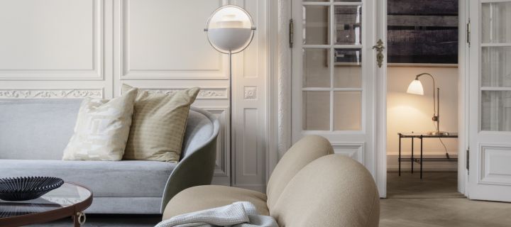 Oppdag GUBIs belysningstips for hjemmet ditt. Her kan du se Multi-Lite gulvlampe i hvitt i en hvit stue.
