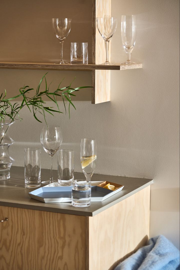 En samling drikkeglass i forskjellige størrelser og stiler fra Chateau-kolleksjonen fra Kosta Boda er samlet på en kjøkkenbenk.