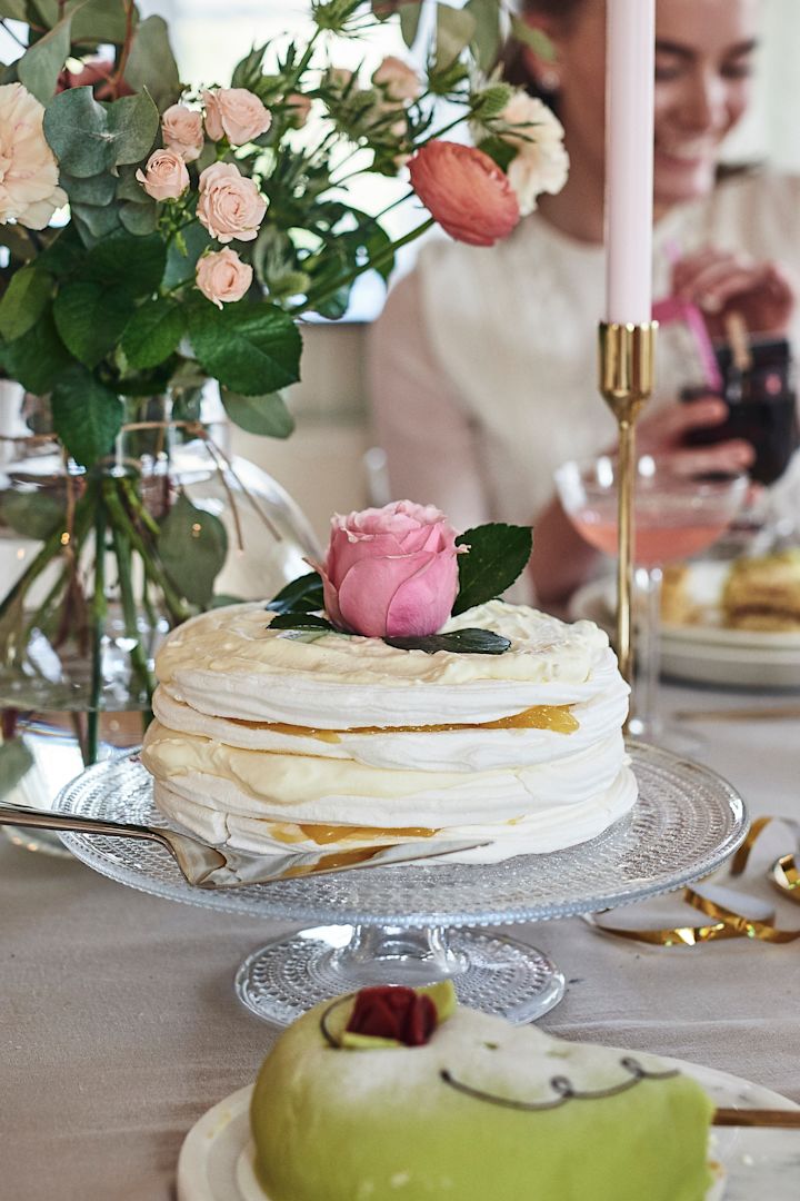 Nydelig kake på kakefatet Kastehelmi fra Iittala.