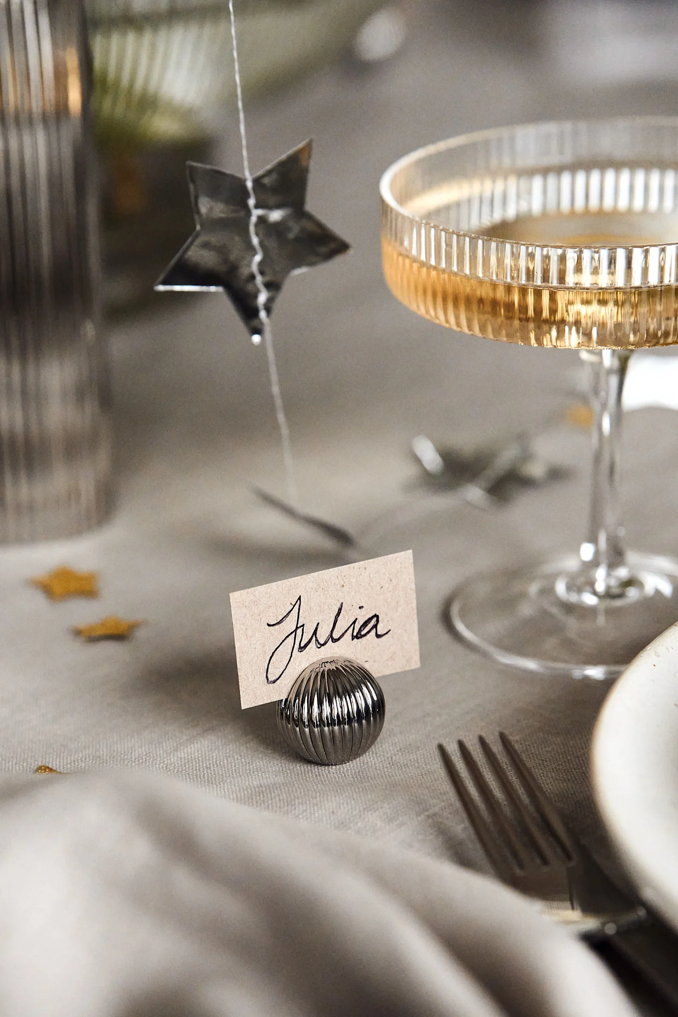 Pynt årets nyttårsbordet med Bernadotte bordkortholdere som minner om små søte runde kuler med riflet struktur fra Georg Jensen.