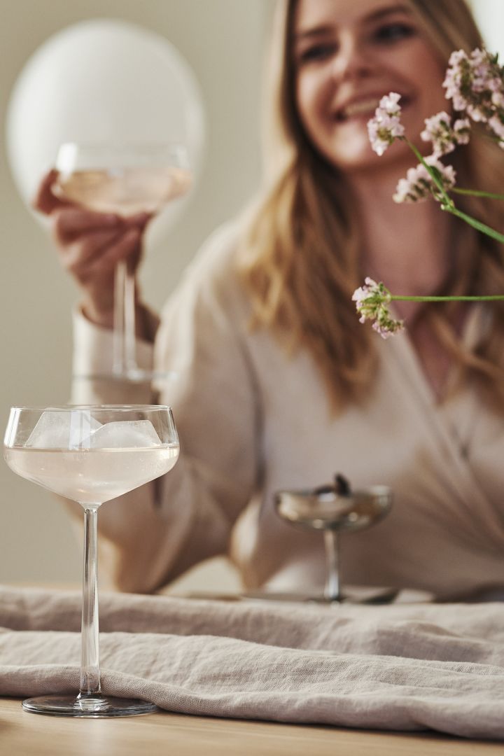 Tidløse designgaver som passer alle anledninger - Iittalas Essence cocktailglass er alltid populære å skåle med på en fest. 