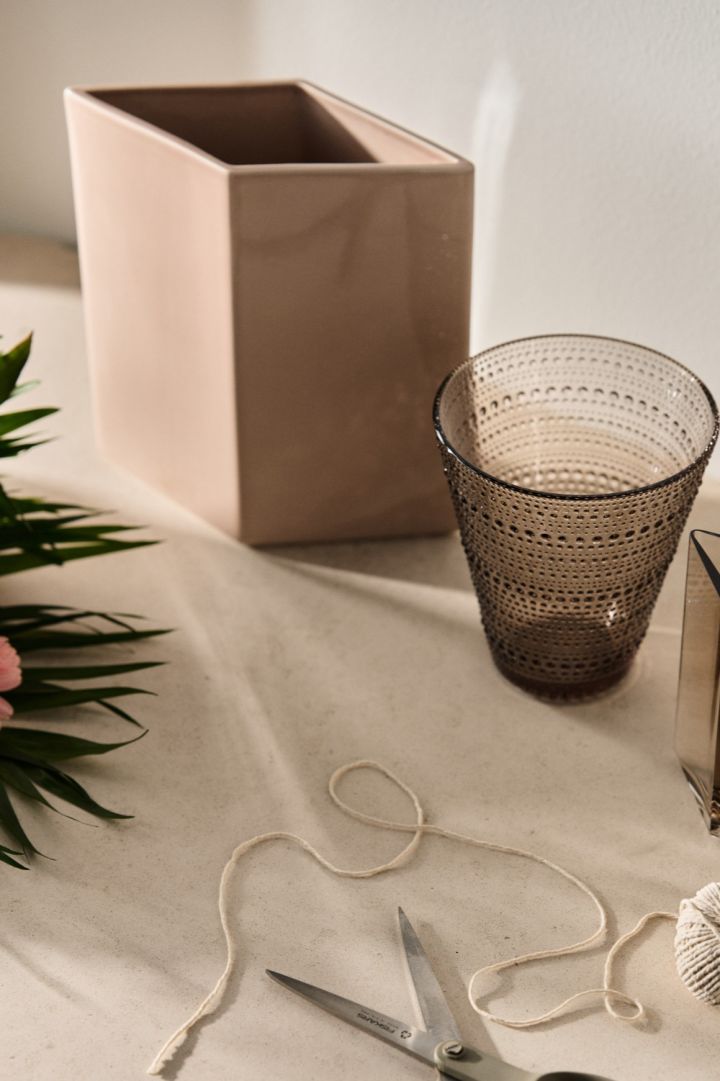 En kreativ gaveide til morsdagen - miks og match vaser med en bukett med blomster for en komplett gave.