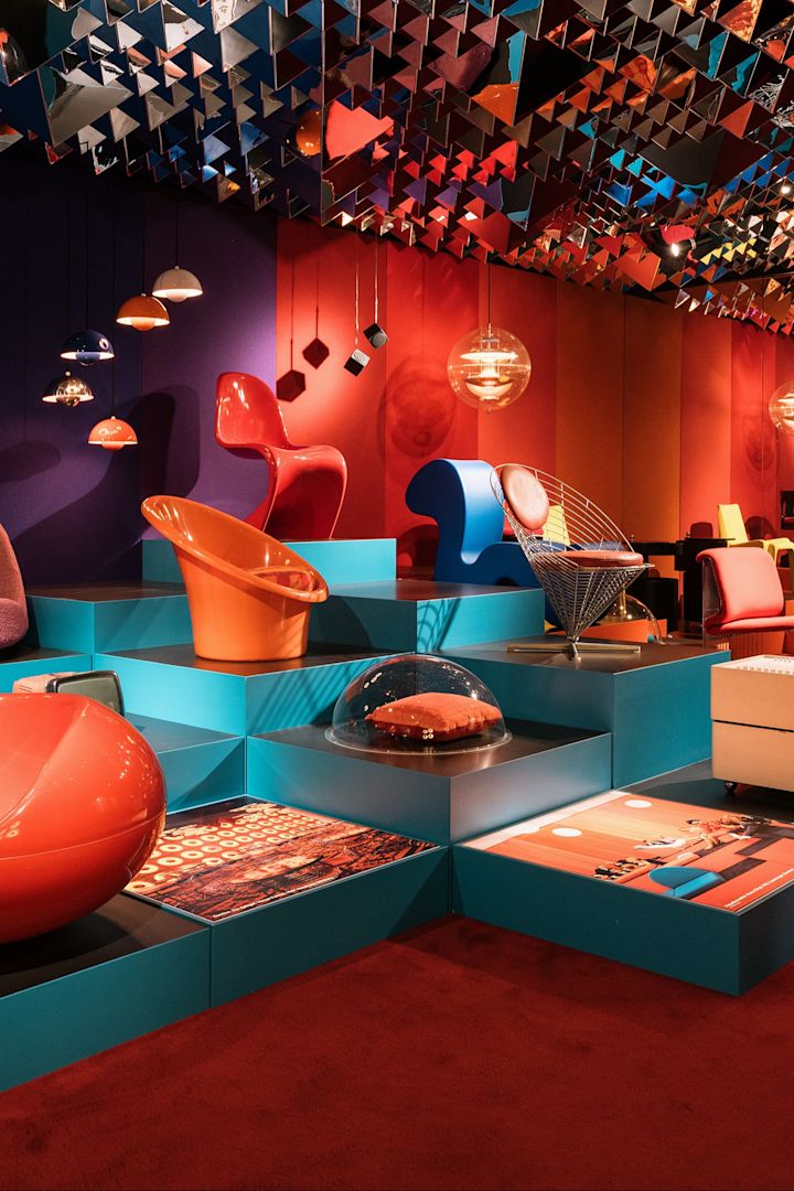 Designmuseet København er et flott sted å sjekke ut klassisk dansk design. Her ser du et rødt og blått rom med lamper og stoler.