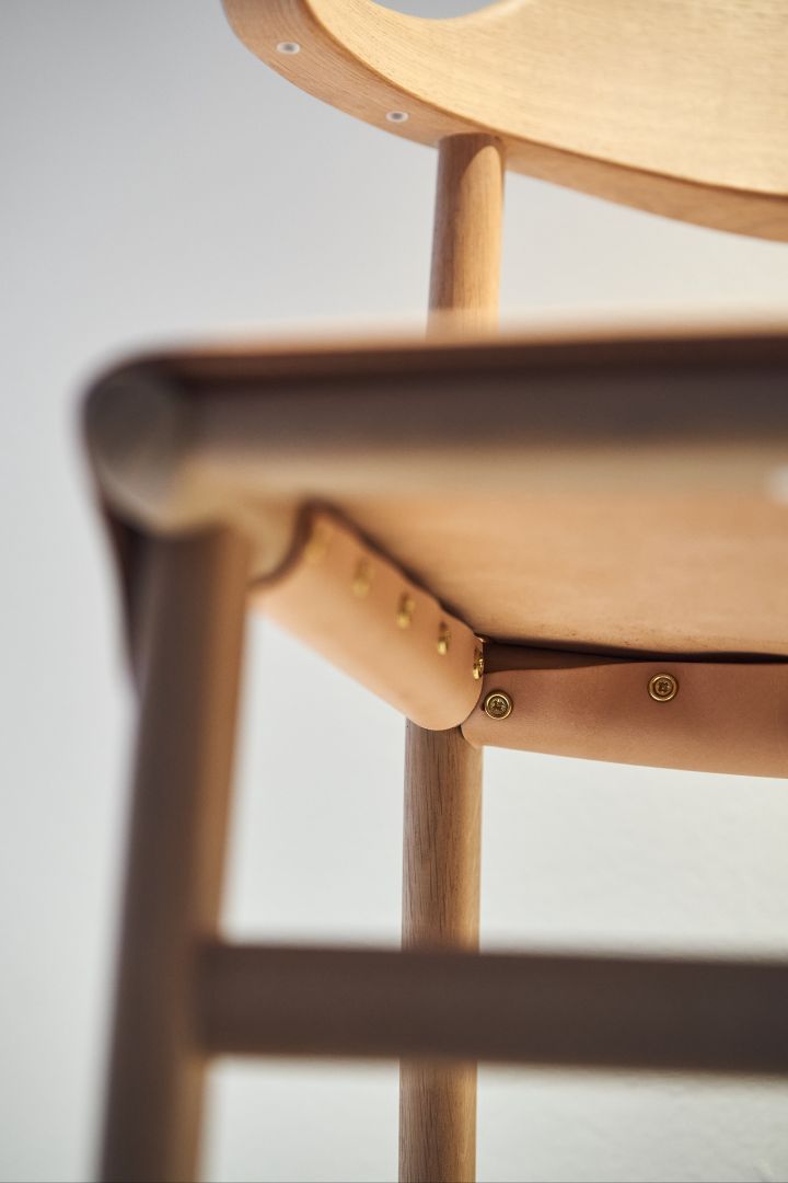 Detaljbilde av Hedda rammestolen er en av Gärsnäs' mest populære stoler, her i eik med skinnsete.
