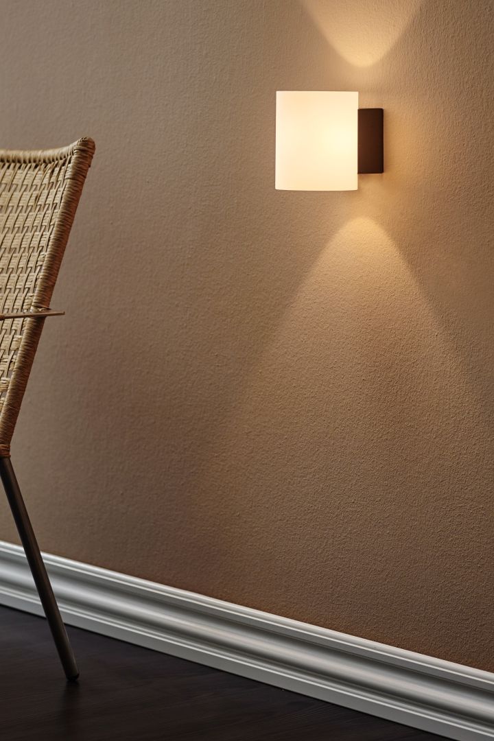 Forny hjemmet ditt med moderne belysning – her ser du vegglampen Herstal Evoke som gir en varm og behagelig glød.
