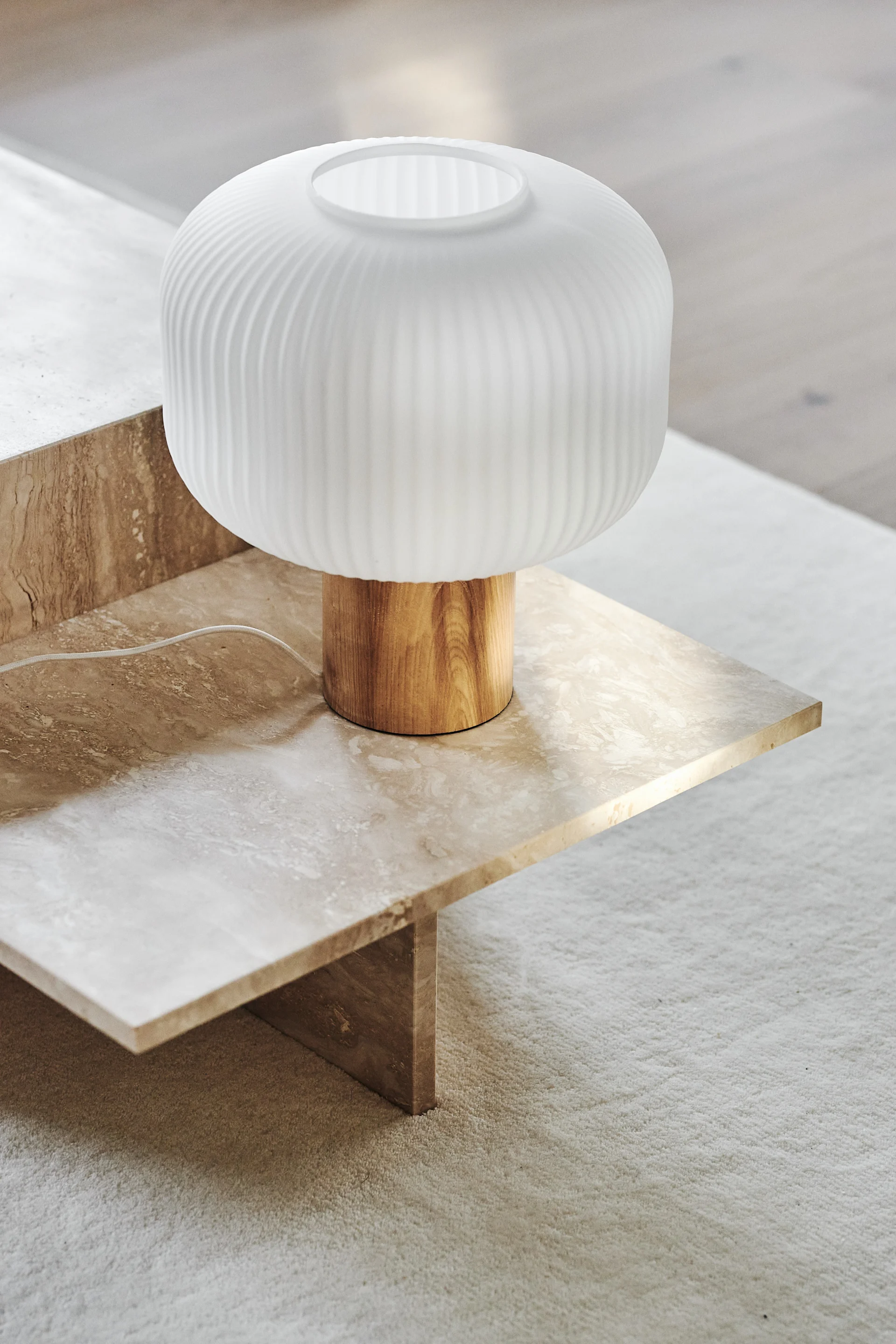 Interiør i riflet glass er en av årets trender, der Fair bordlampen i frostet glass fra Scandi Living er en strålende favoritt i hjemmet.