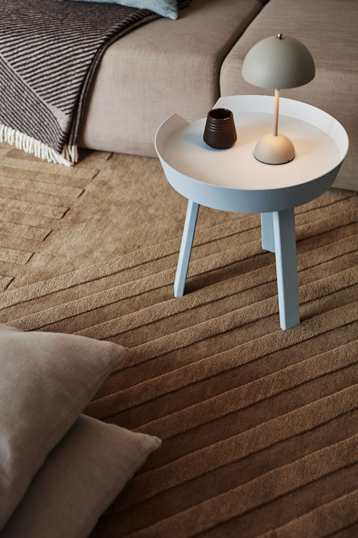 Levels ullteppe Stripes beige fra NJRD og Flowerpot fra &Tradition gir hjemmet ditt en koselig følelse.