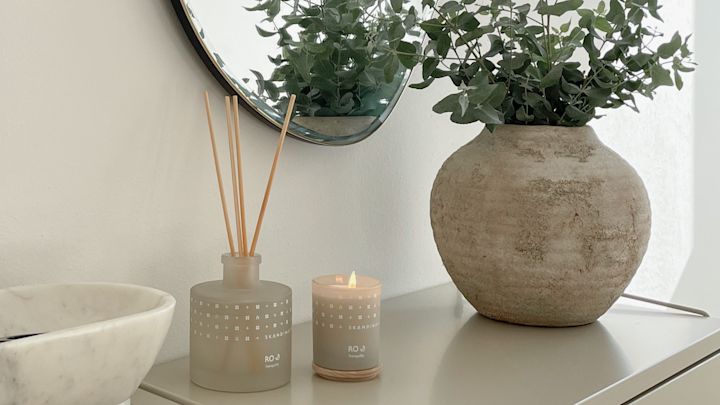 Skandinaviske duftlys og duftpinner i duften Ro er et godt tips til bryllupsgaver til par du ikke kjenner godt. Foto: @our_home_living