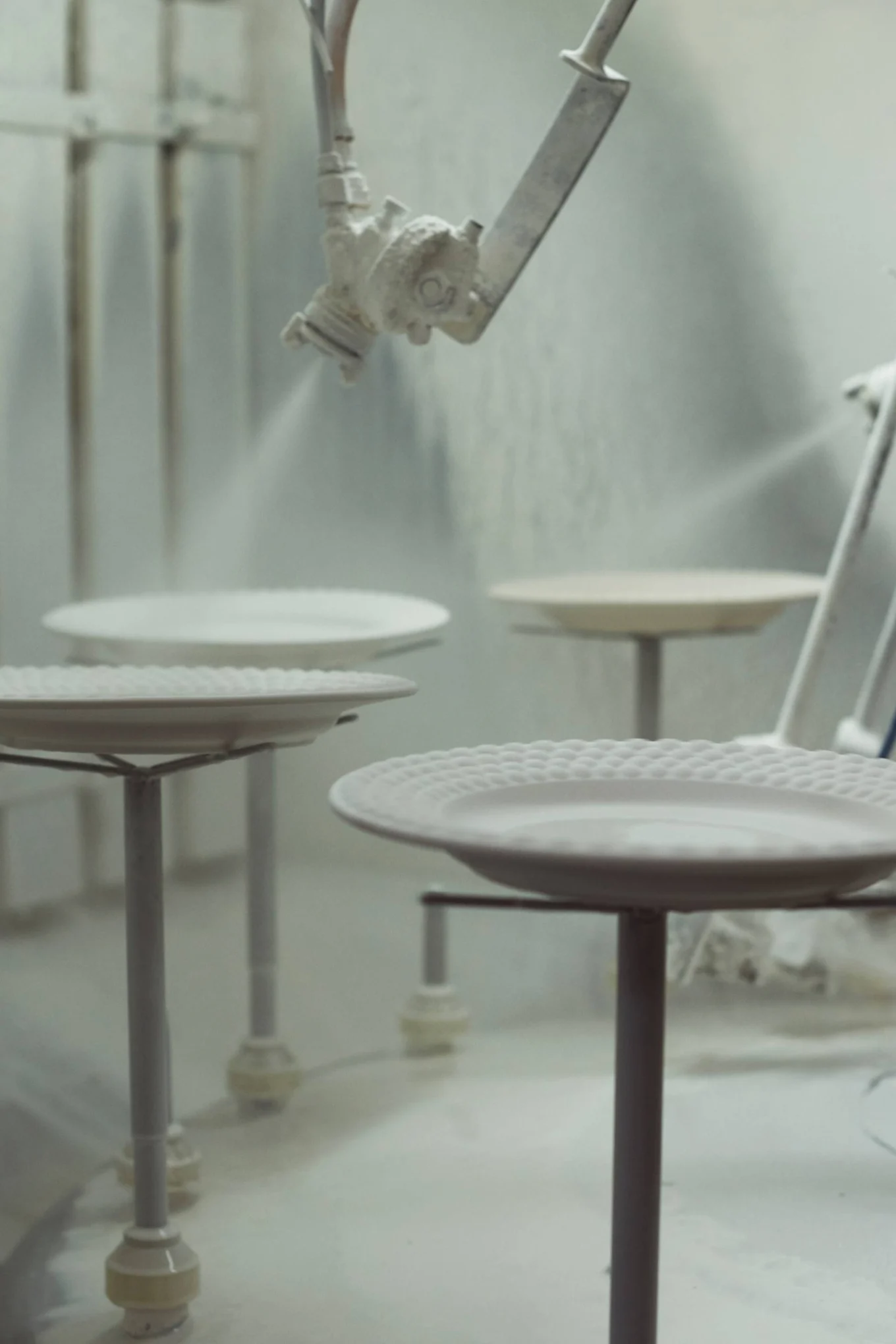 Mateus keramikk glaseres, som er steg 7 i produksjonsprosessen.