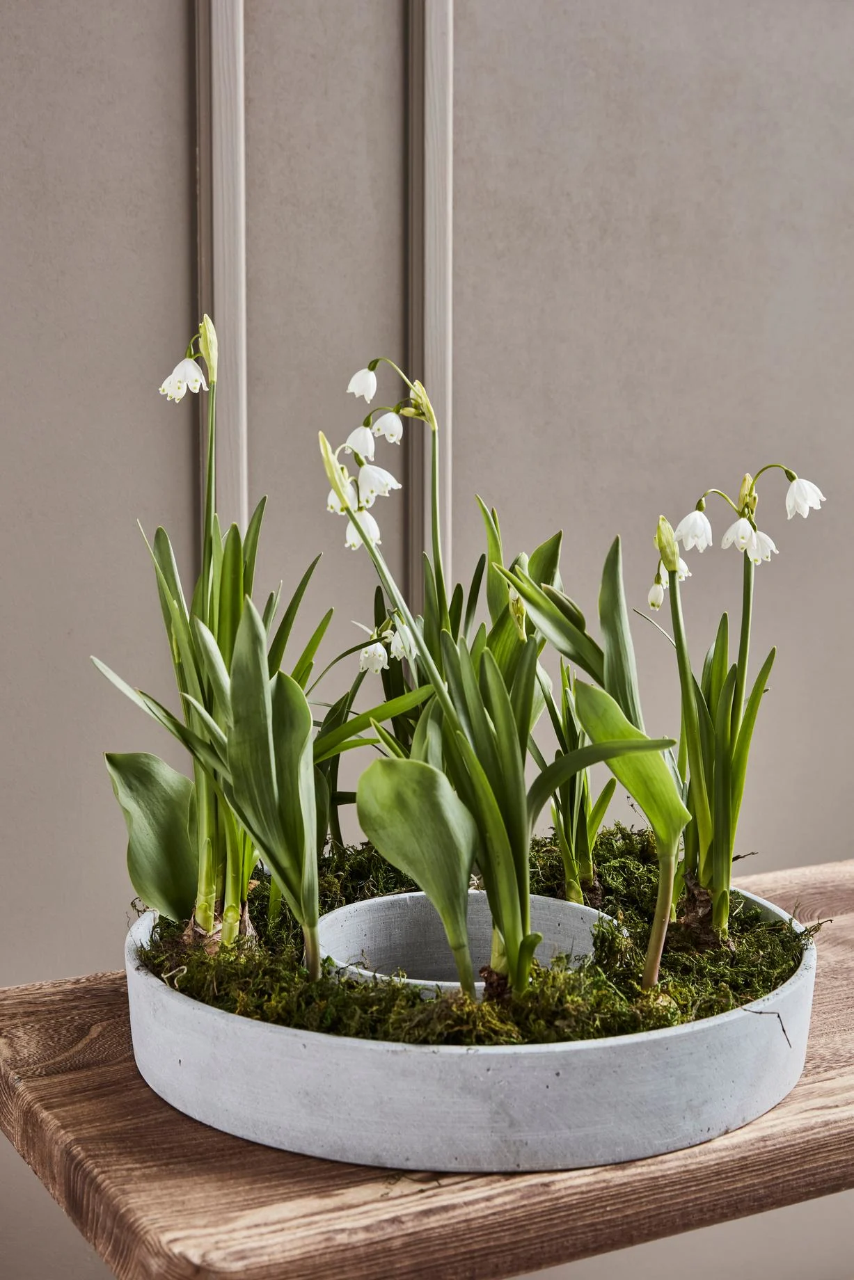 Påskepynt: The Ring-lysestaken fra House Doctor, vakkert dekorert med liljekonvall – en elegant og tidløs detalj for en stemningsfull påskepynt!