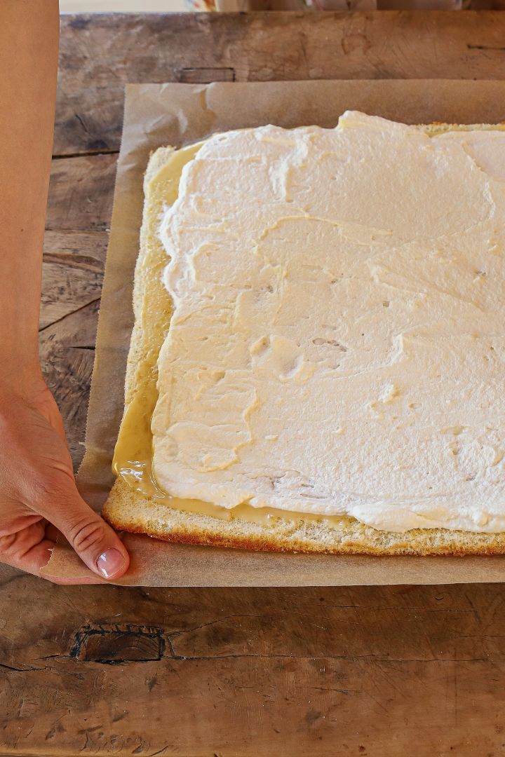 Frida Skattberg "Baka med Frida" baker enkle kaker til sankthans, som en enkel og smakfull rullekake med sitron og kremfløte.