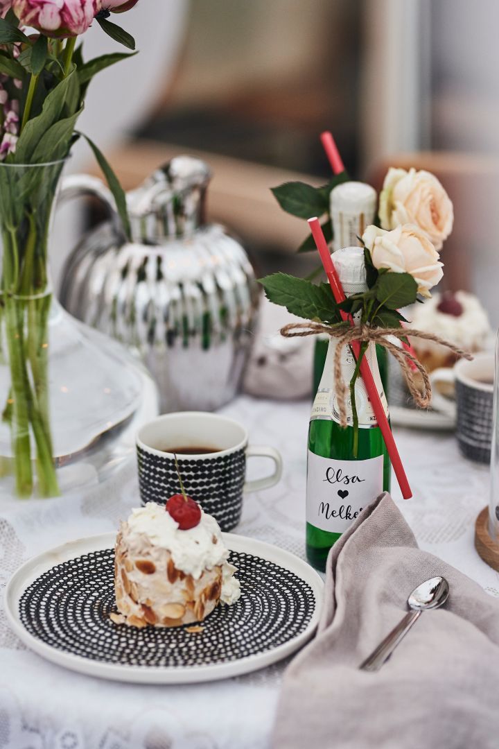 Kaffekopp og tallerken fra Marimekko utgjør en romantisk kaffekos for to hvor det serveres godt bakverk sammen med sprudlevann. 