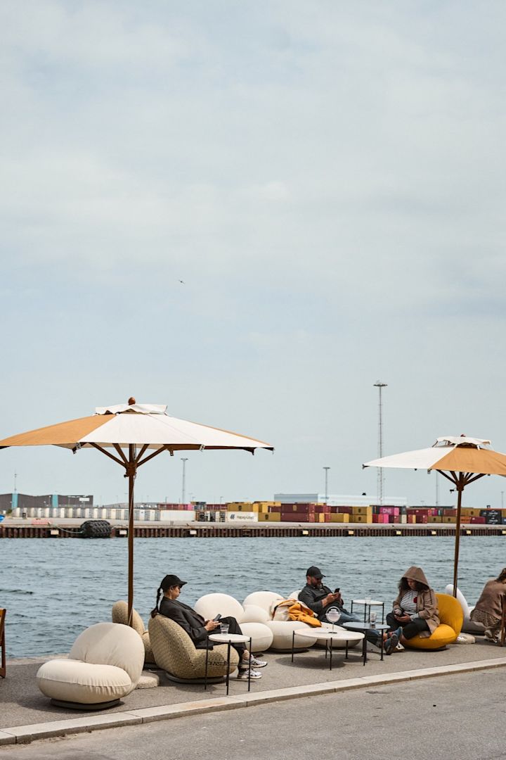 Pacha-stoler fra GUBI ute på kaien under 3 Days of Design i København. Sørg for å legge til dette stoppet på din København byguide for designelskere.