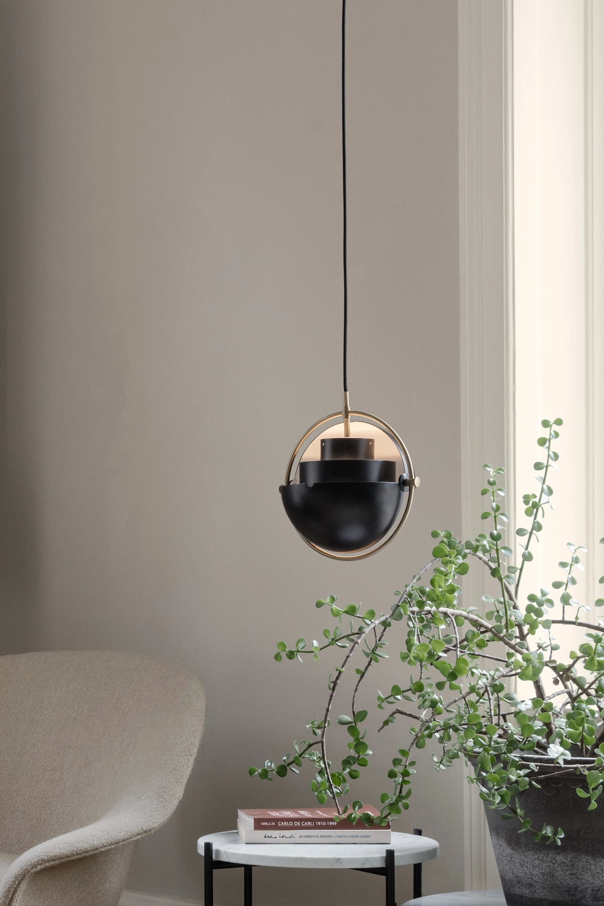 11 moderne taklamper å innrede hjemmet ditt med - her ser du Multi-Lite taklampe fra GUBI.