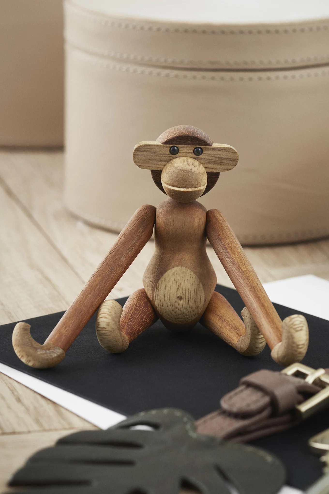 En dekorasjonsape fra Kay Bojesen som henger fra en tregyngehest – et sjarmerende samlerobjekt og et julegavetips som garantert blir satt pris på.
