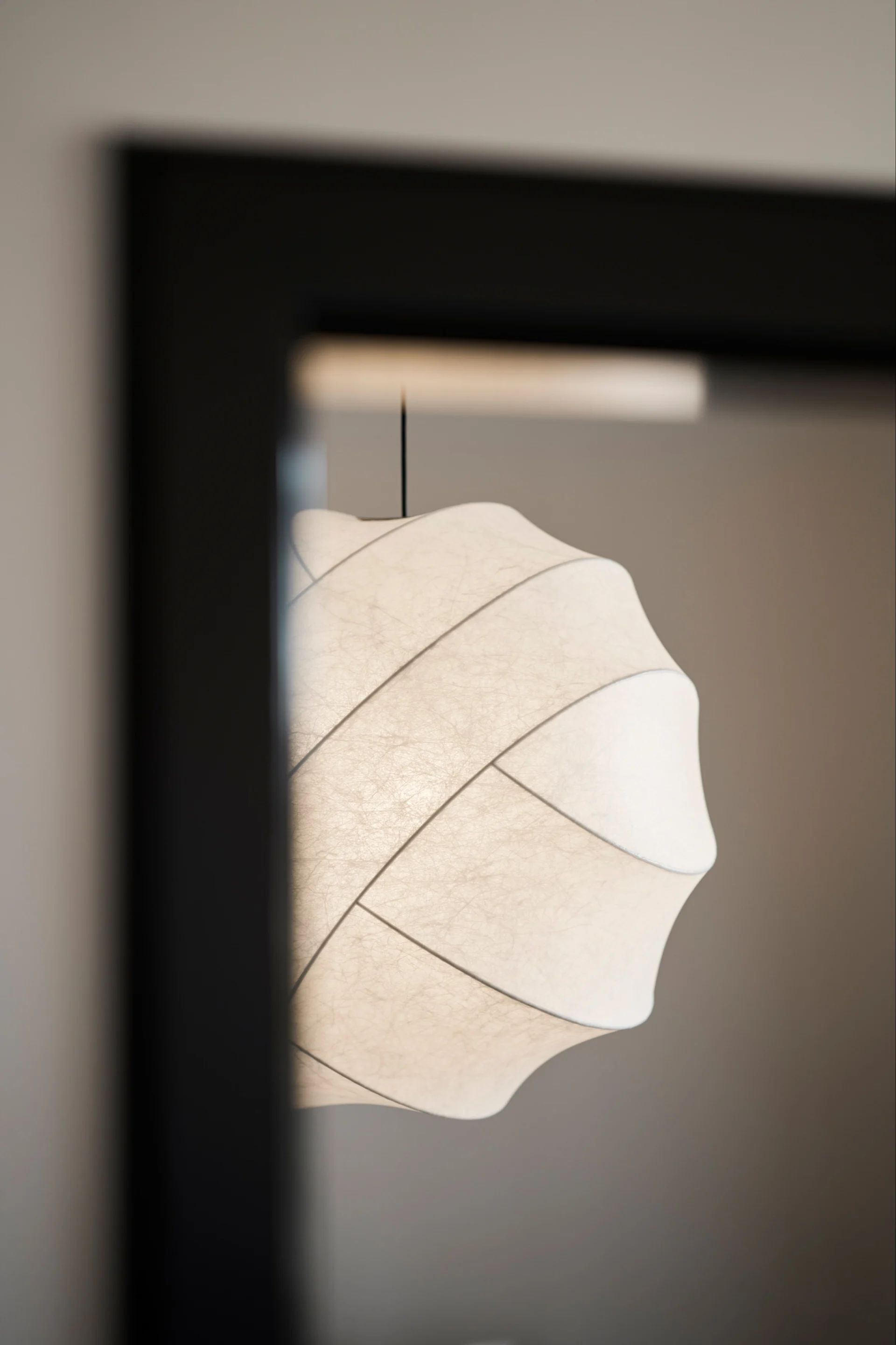 11 moderne taklamper å innrede hjemmet ditt med - her ser du et nærbilde av en Turner 65 pendel fra Pholc.