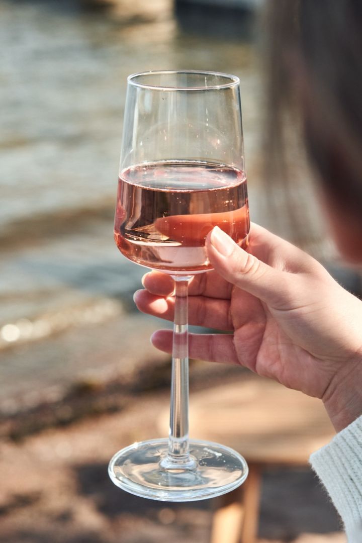 Oppdag hvordan du velger riktig vinglass - her ser du det folkekjære vinglasset Essence fra Iittala.