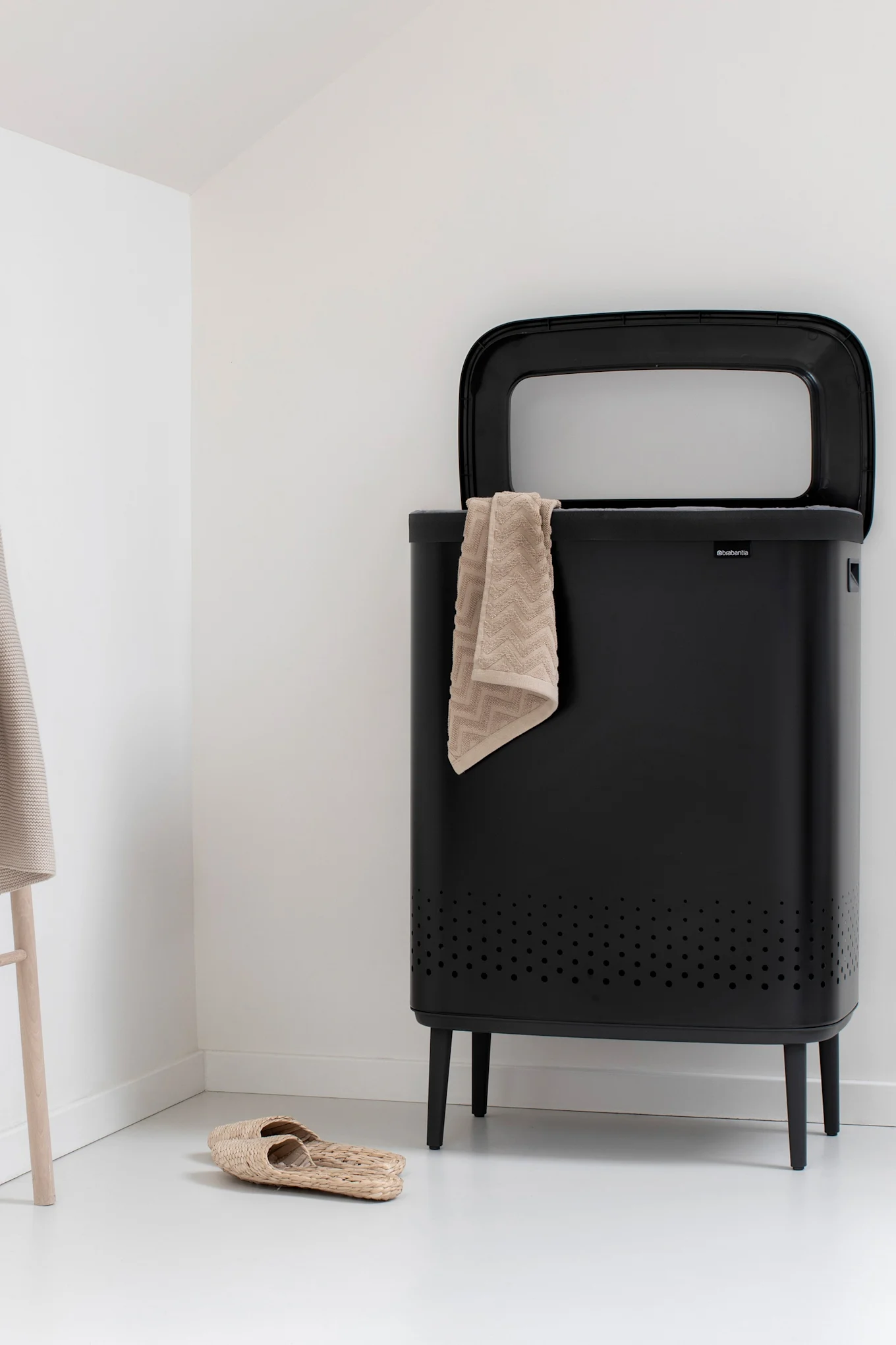 Bo skittentøyskurv fra Brabantia er en praktisk interiørdetalj å innrede lite bad med for å skape mer orden.