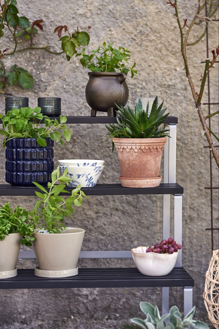 Med mange planter, potter i ulike stiler og tekstiler kan du dekorere terrassen din i middelhavsstil.