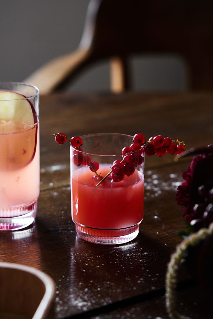 Mocktail: Server Virgin Mai Tai i et Saga Tumbler-glass fra Sagaform og pynt med rips.
