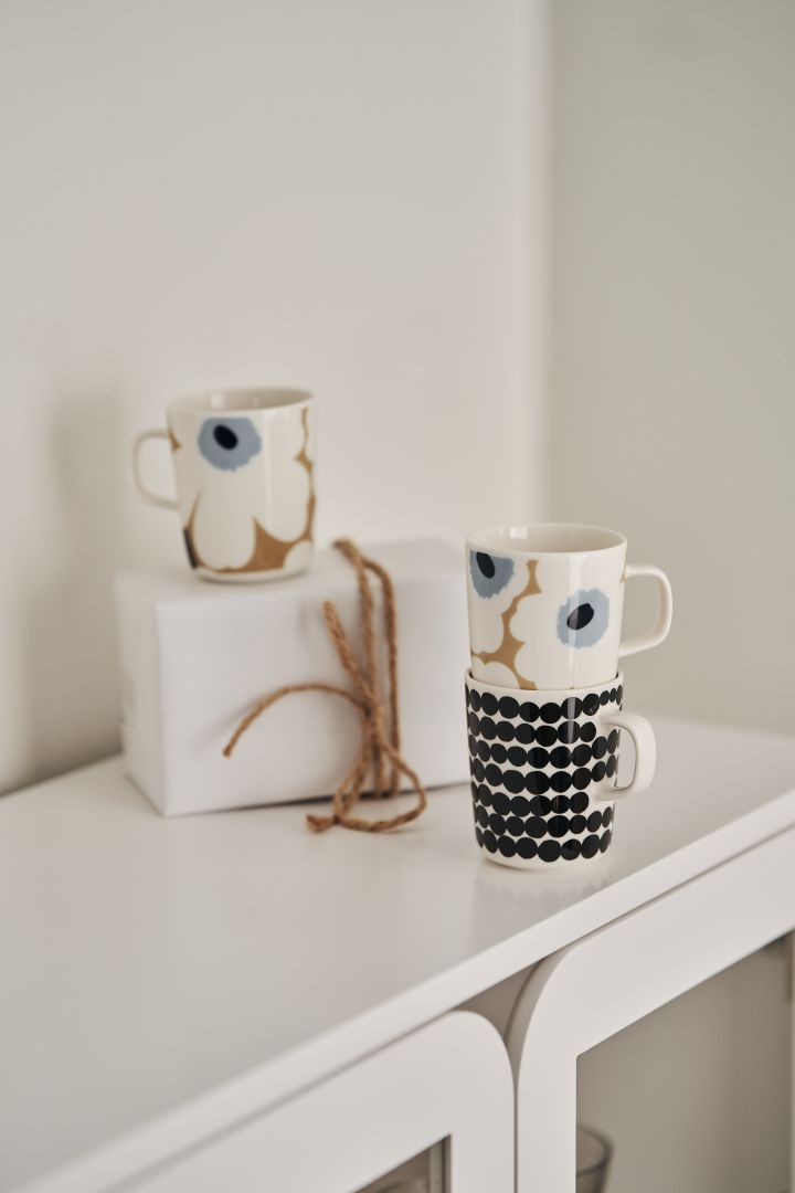  Disse mønsterrike koppene fra Marimekko er perfekte å gi bort som gave til kaffe- eller teelskeren. 