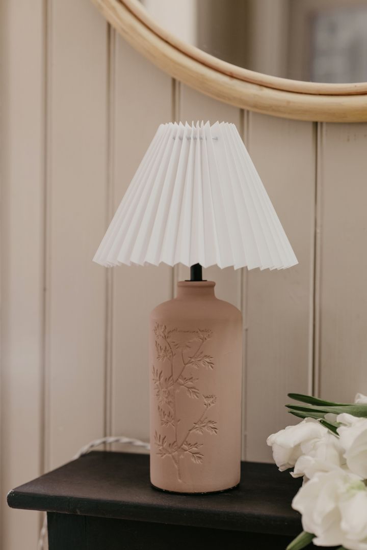 Flora bordlampe fra Globen Lighting, designet av Johanna Berglund @snickargladjen, er et tips på en trendy lampe med plissert lampeskjerm i romantisk stil.