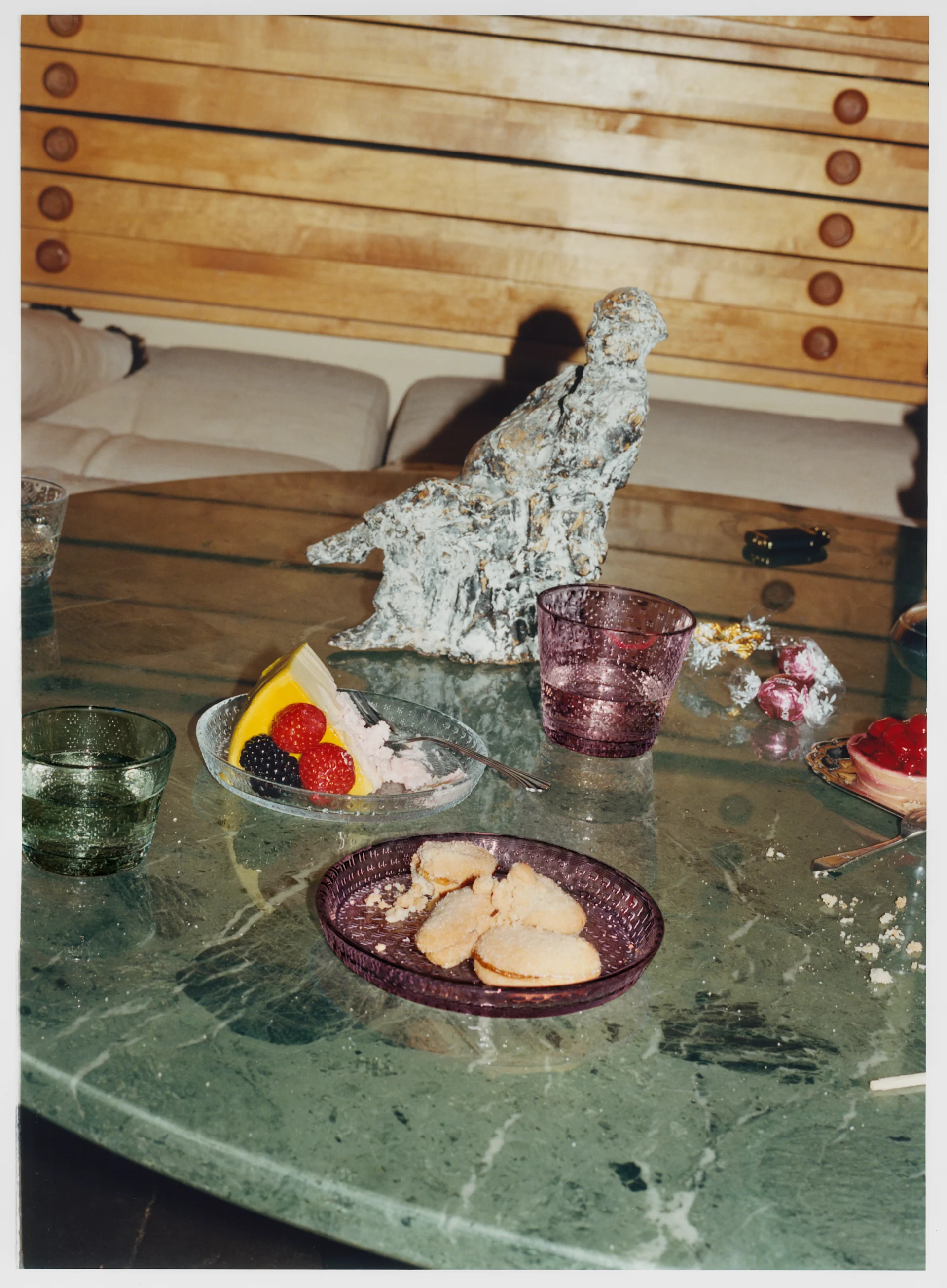 Iittala Kastehelmi tallerken og glass i en plommelilla nyanse.