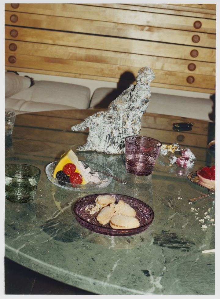 Iittala Kastehelmi tallerken og glass i en plommelilla nyanse.