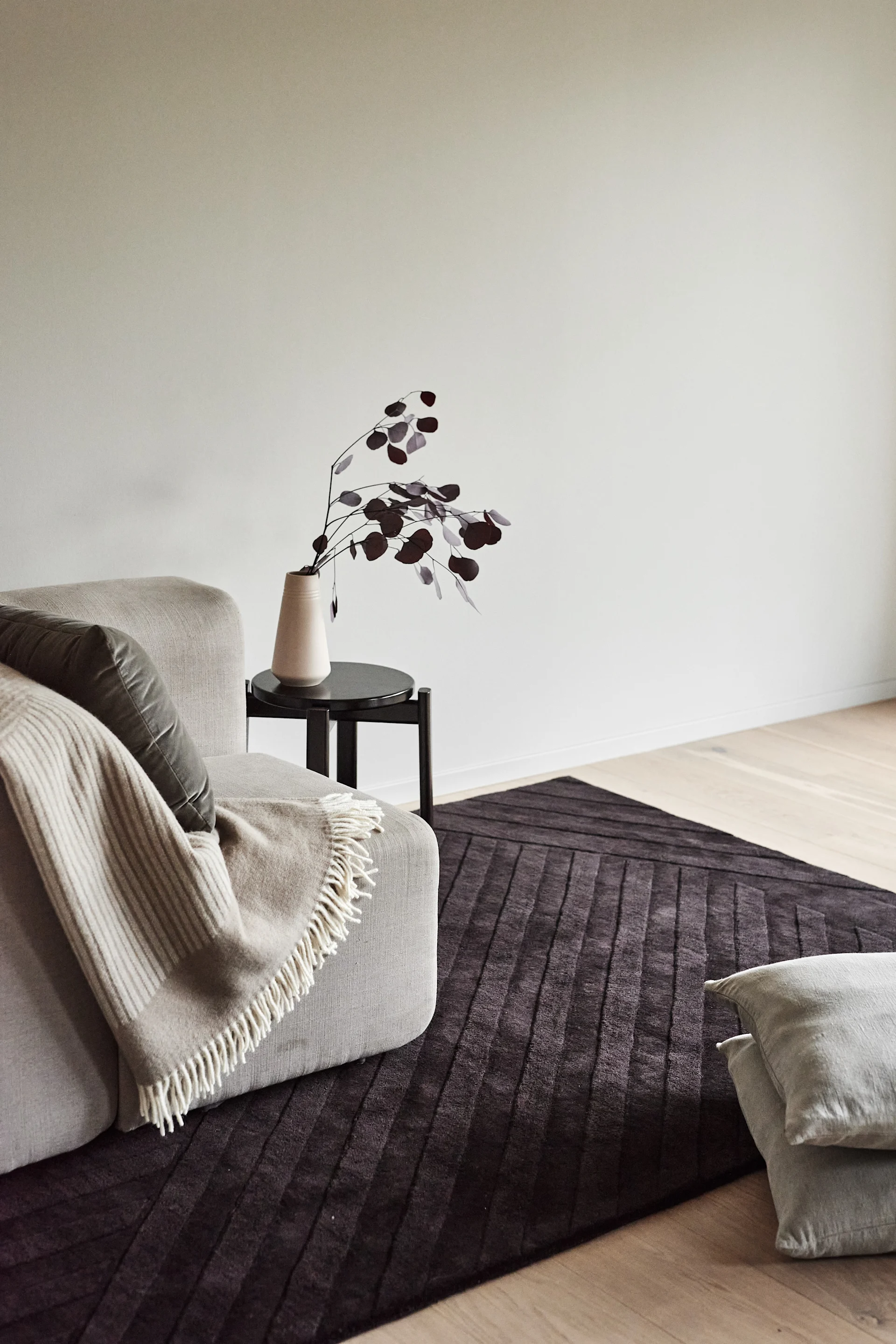 Teppeguide - gulvteppe stue – her ser du NJRD Levels ullteppe Stripes i brunt. 