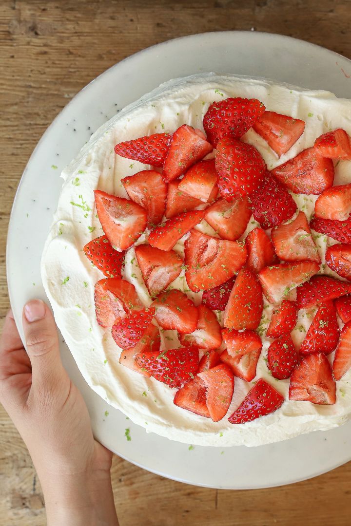 Frida Skattberg "Baka med Frida" baker enkle kaker til sankthans, som denne klassiske kremkaken med jordbær med revet lime som garnityr.