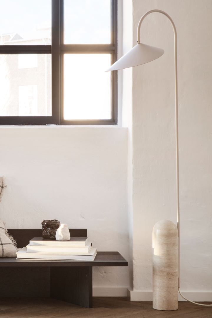 Forny hjemmet ditt med moderne gulvlamper - her ser du Arum gulvlampe fra Ferm Living i toner av beige og marmor.