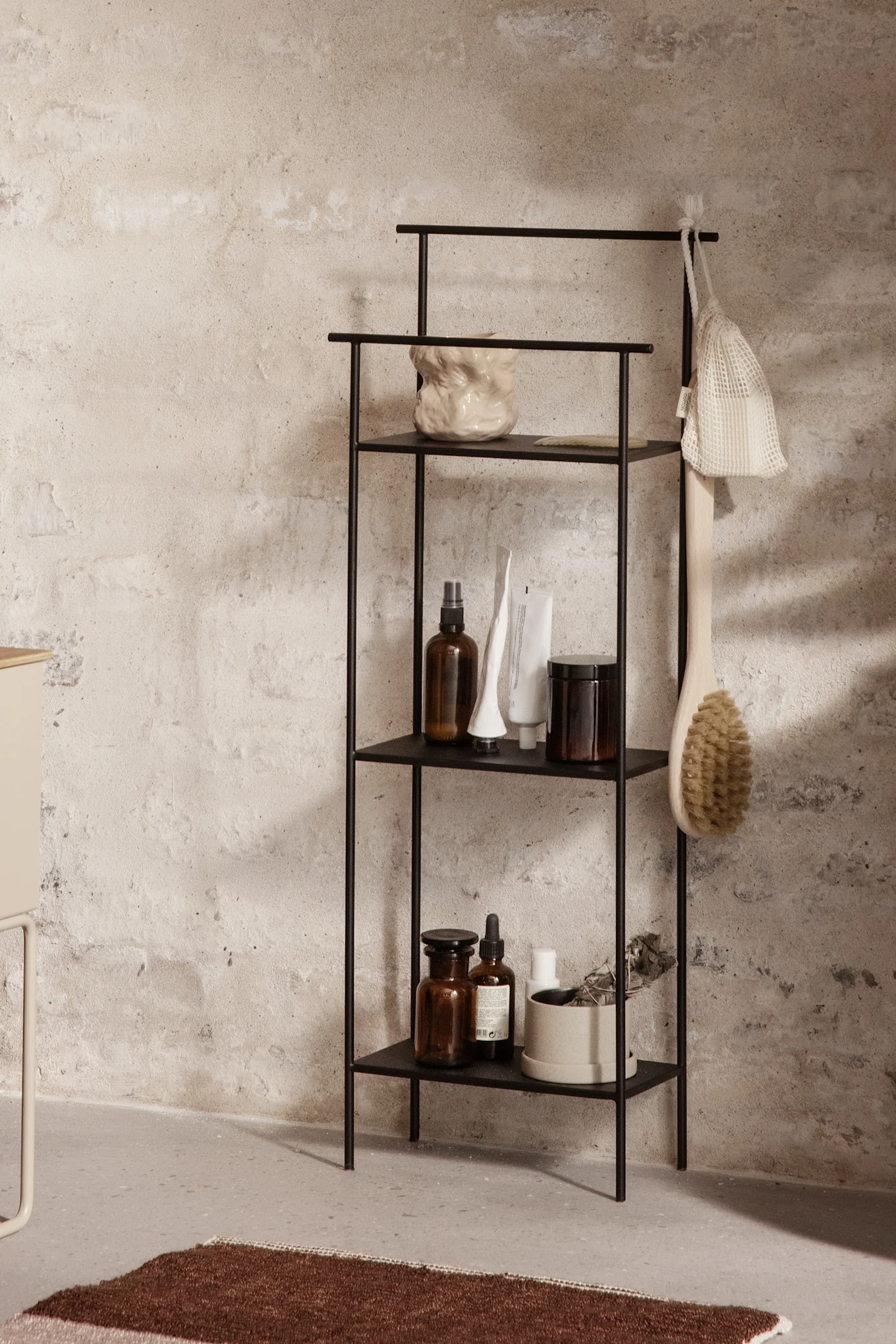 Praktiske Dora hylle fra ferm LIVING er en stilig og multifunksjonell hylle å innrede lite bad med for å skape et mer organisert bad.