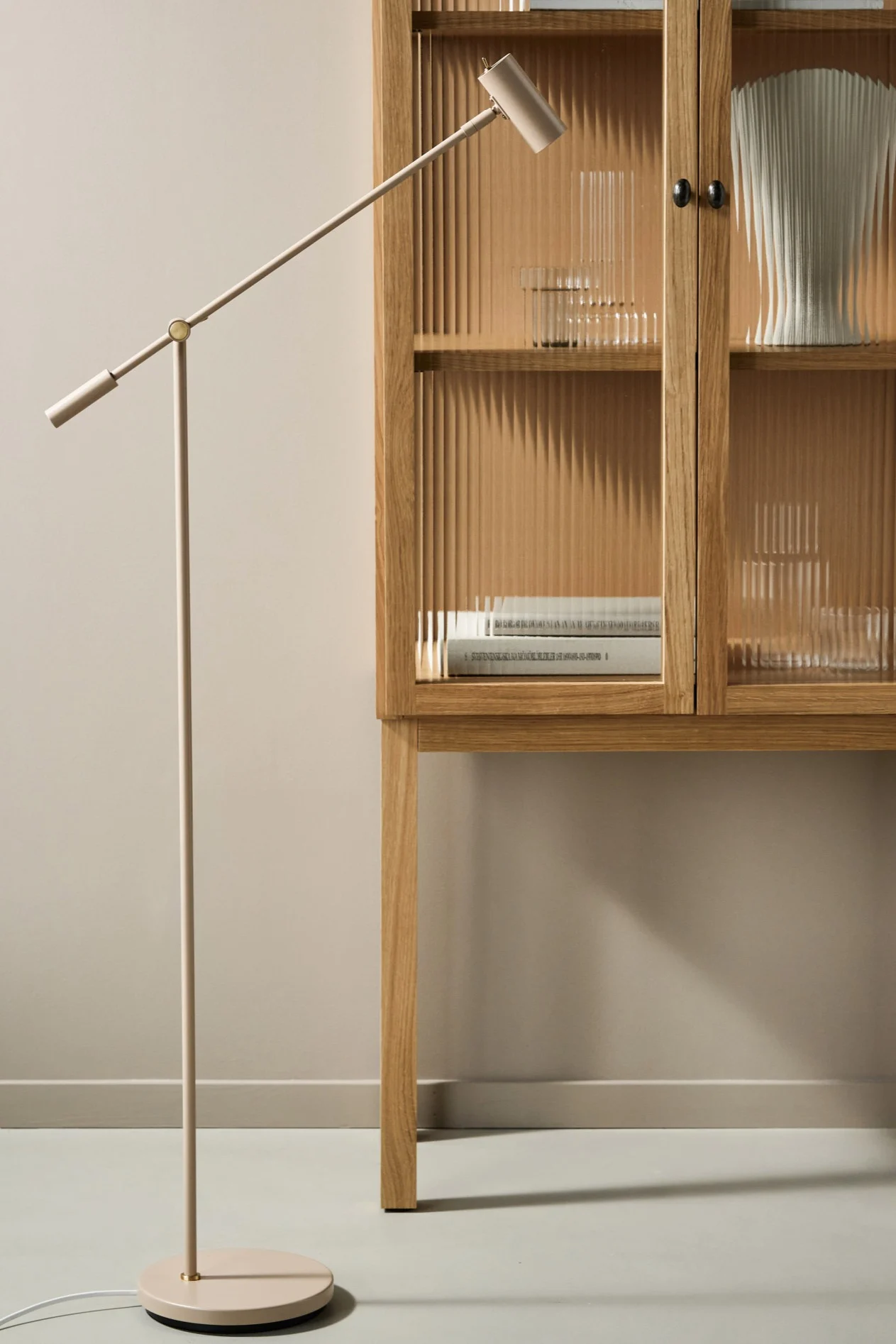 Gulvlampen Cato fra Belid i en spisestue.