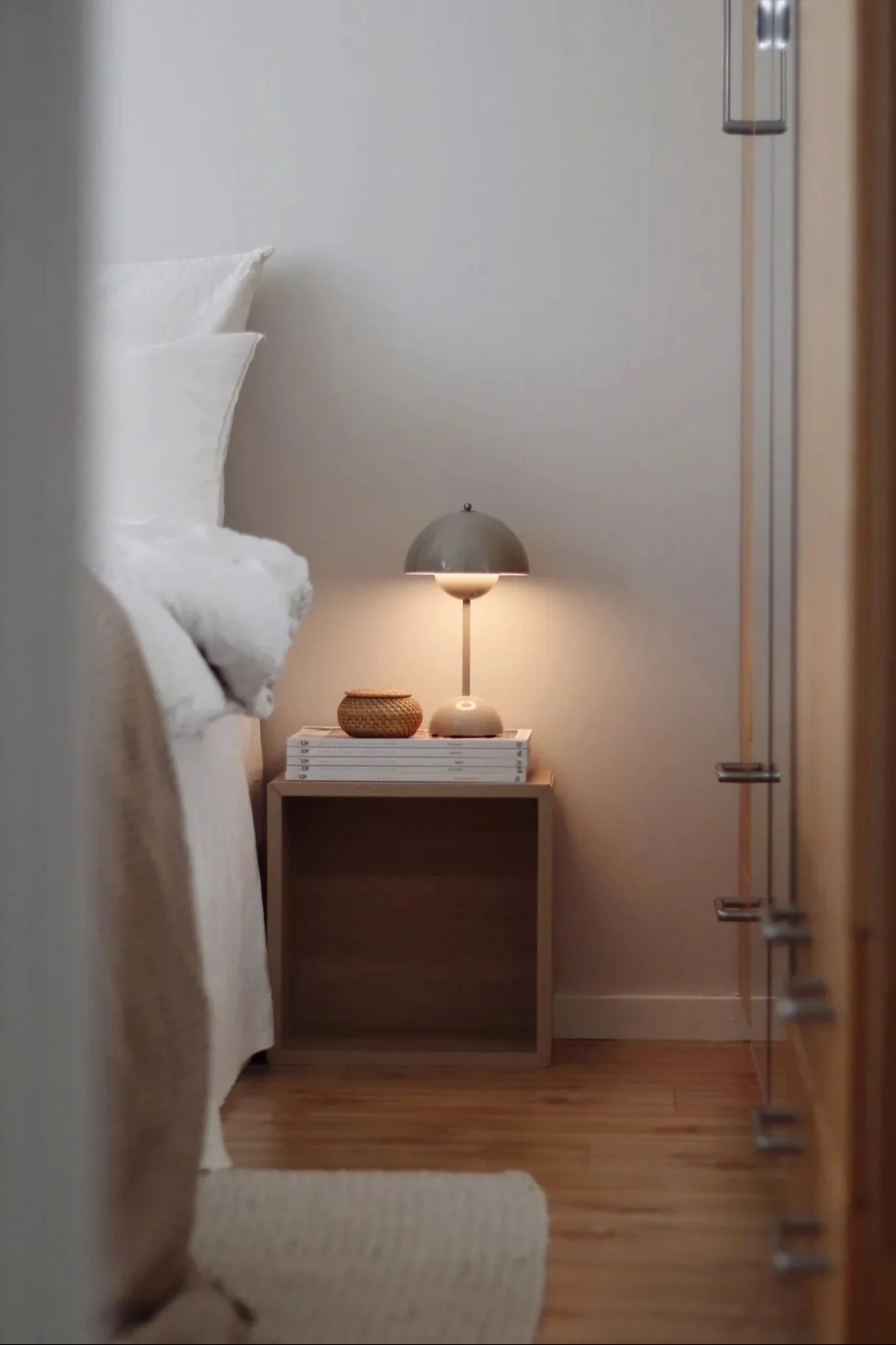 Den bærbare og oppladbare lampen Lucca fra &tradition er liten og praktisk å ta med på piknik.