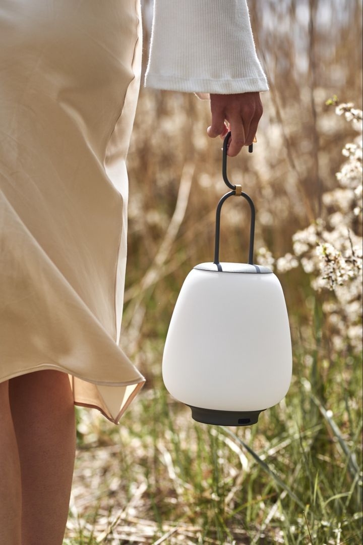 Den bærbare og oppladbare lampen Lucca fra &tradition er liten og praktisk å ta med på piknik.