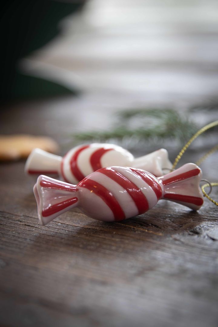 Candy-dekorasjonsanhengene fra Pluto Design er en del av julepynt 2025 – her ligger de på et bord.
