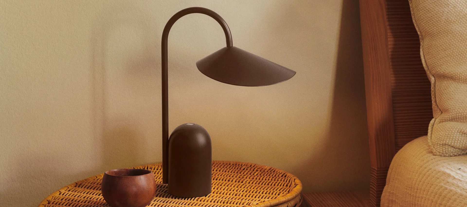 To rosa Fungo-lamper fra Globen Lighting står sammen og gir interiøret et mykt, lekent fargeinnslag, i tråd med fargetrender interiør 2026.
