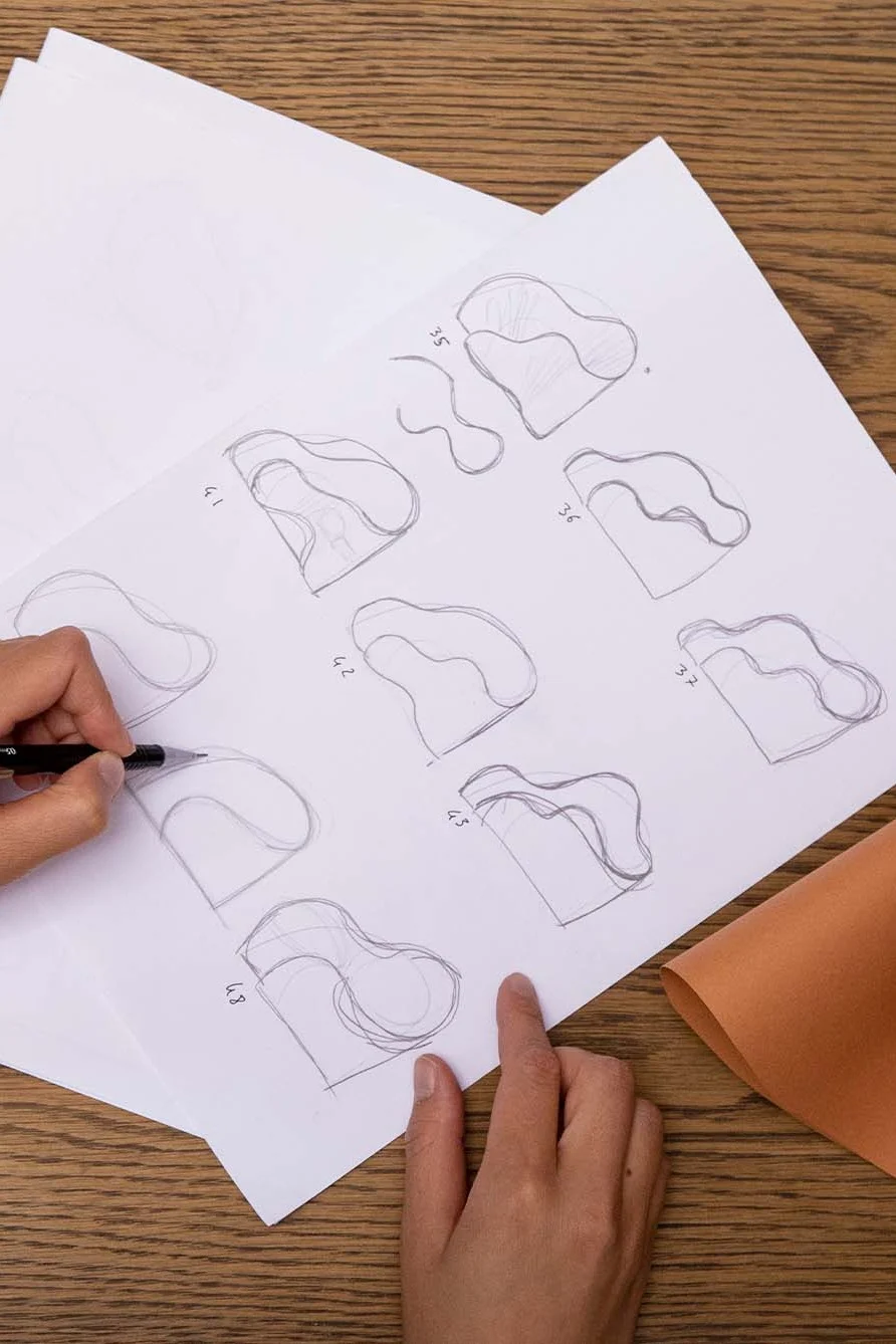 Skisser av Oyster vegglampe fra Ferm Living.