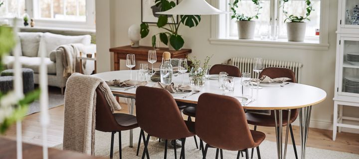 Et bord dekket I klassisk skandinavisk stil