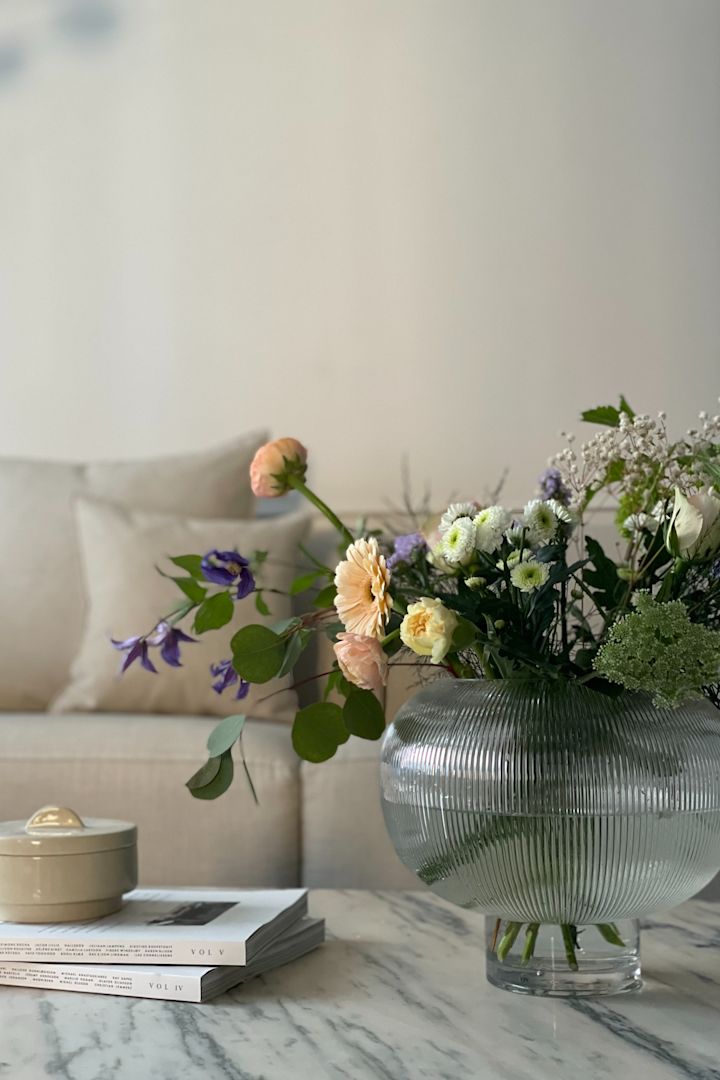 Den runde Sphere-vasen i klart glass fra By On er den perfekte store vasen til et stuebord. Foto: @homebynicky