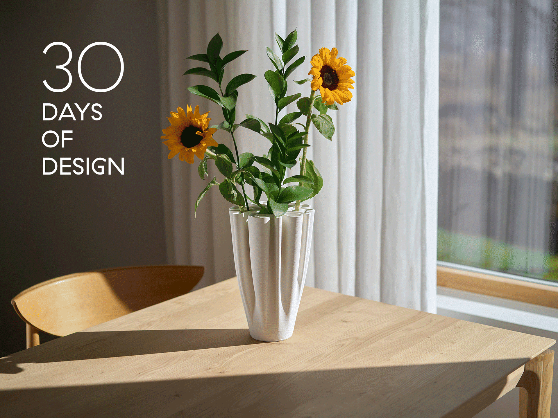 Hvit plissert vase med solsikker på et trebord. Teksten sier '30 DAYS OF DESIGN'.