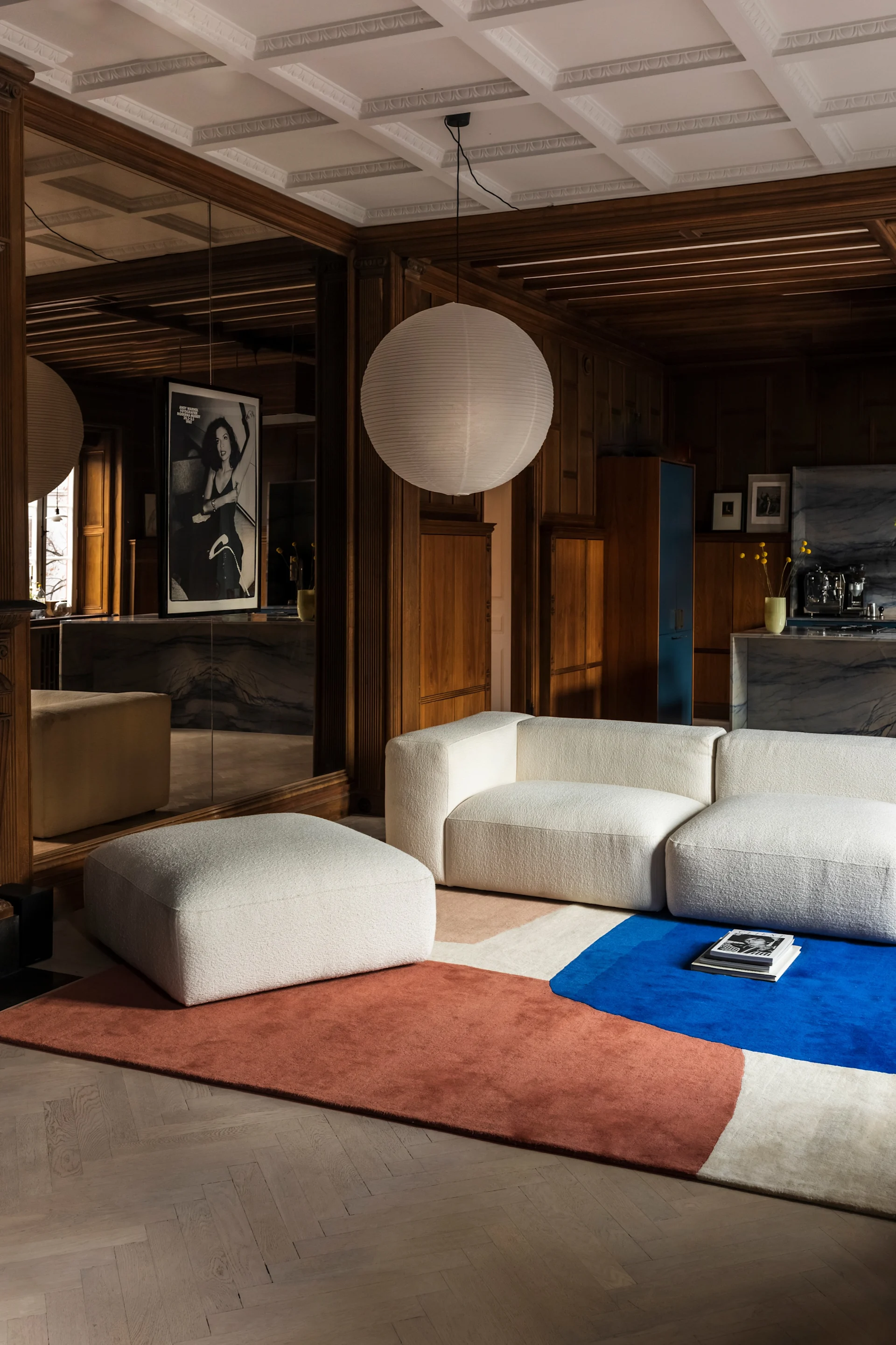 En stue med et grafisk statement-teppe i blått og rødt som speiler interiørtrendene for 2026.
