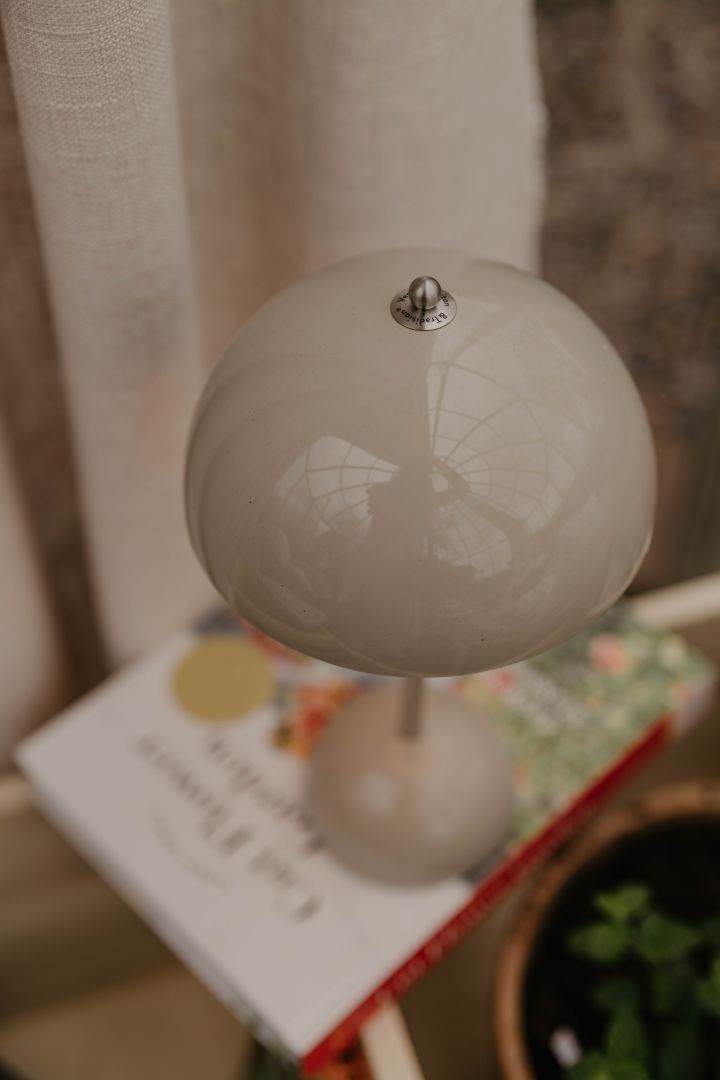 Bærbar belysning som Flowerpot bærbar bordlampe VP9 er perfekt til å innrede drivhus med. Foto: Johanna Berglund, @snickargladjen