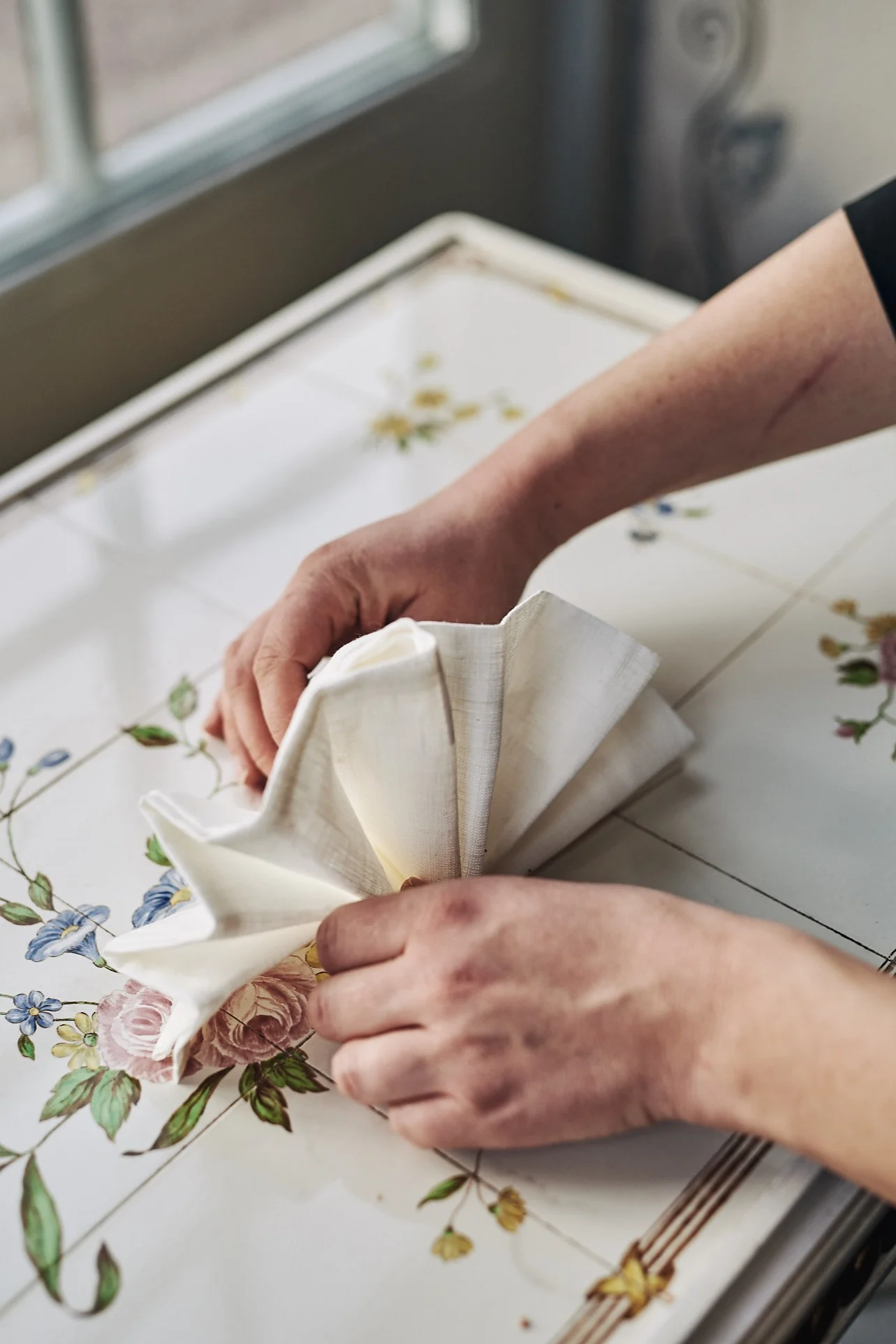 Brette servietter som en vifte til nyttår, jul og fest.