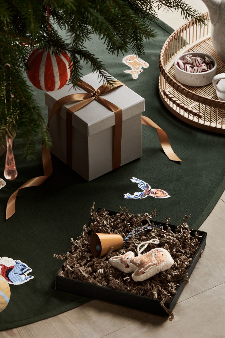 Juleanheng i tekstil i form av skogsdyr og julemotiver er en stor del av årets julepynt 2022 – her i form av en kile fra Broste Copenhagen.