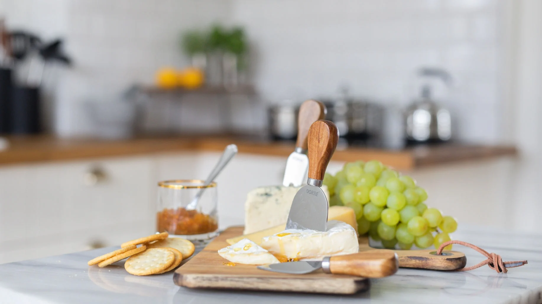 Arranger en fransk kveld til valentinsdag med vin og ost. Derfor passer Oline-ostebrettet med tilhørende bestikk fra Dorre perfekt som valentinsdag gave.